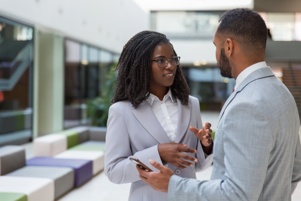 Business owner and supplier talking at a delivery, the relationships behind first backlinks for a small business